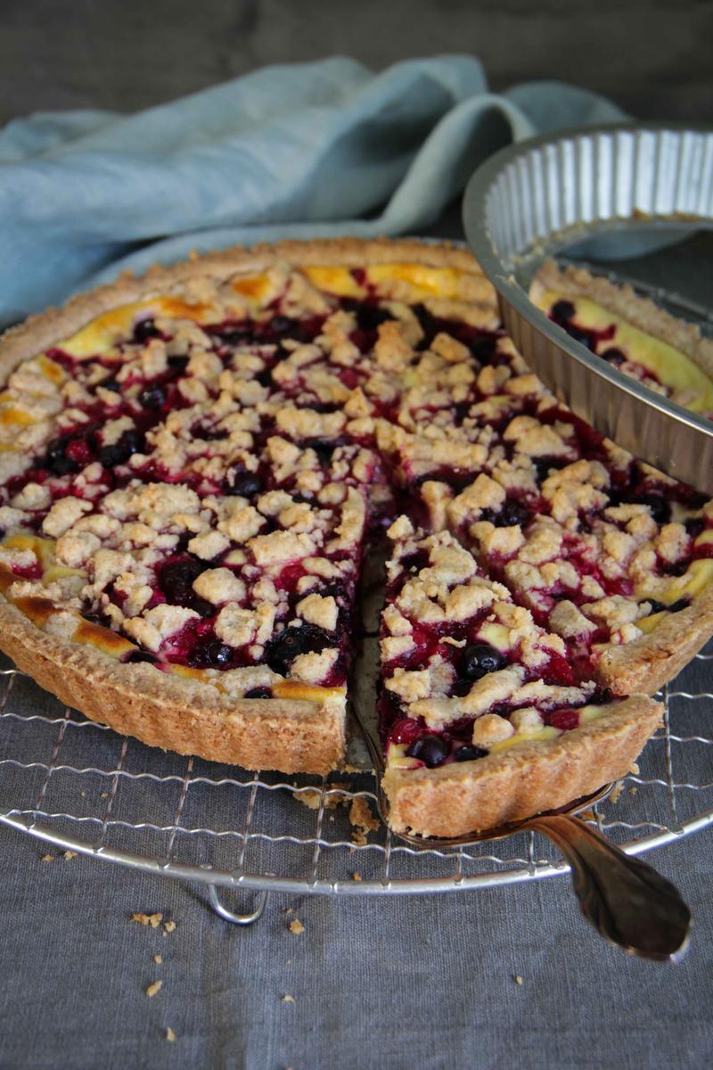 Rezeptbild: Tarte mit Beeren, Quarkcreme und Streuseln
