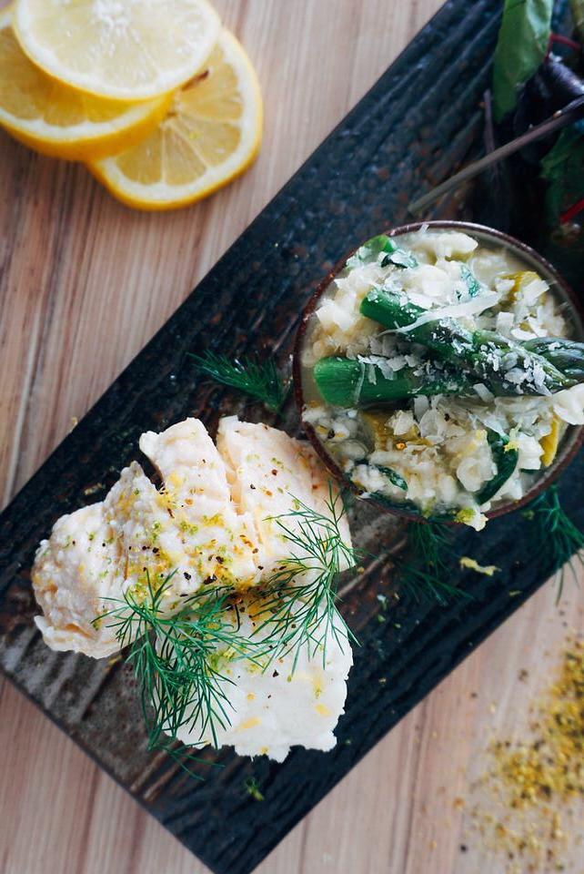 Rezeptbild: Kabeljau konfiert auf Spargel-Bärlauch-Risotto