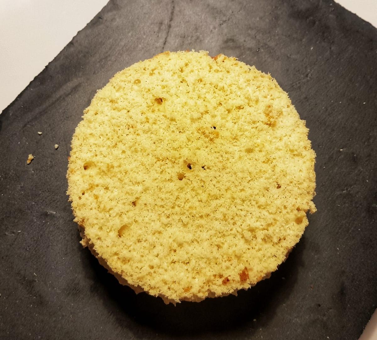 Rezeptbild: Gelingsicherer Vanille-Biskuitboden für Torten