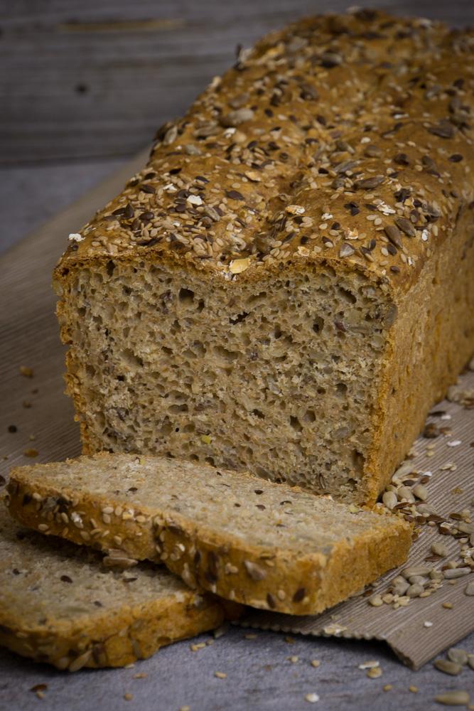 Rezeptbild: Körnerbrot mit Joghurt
