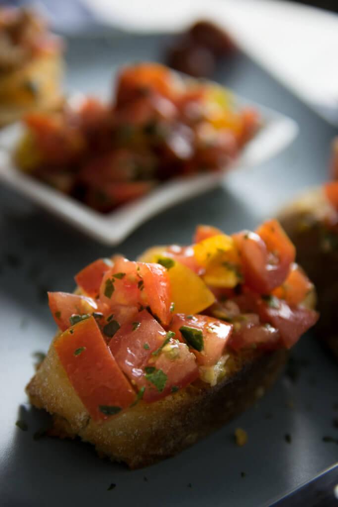 Rezeptbild: Italienisches Bruschetta mit bunten Tomaten