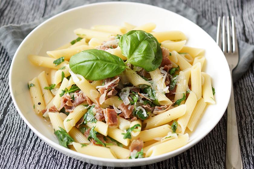 Rezeptbild: Pasta mit Parmaschinken und Rucola in einer Zitronen-Weißwein-Sauce