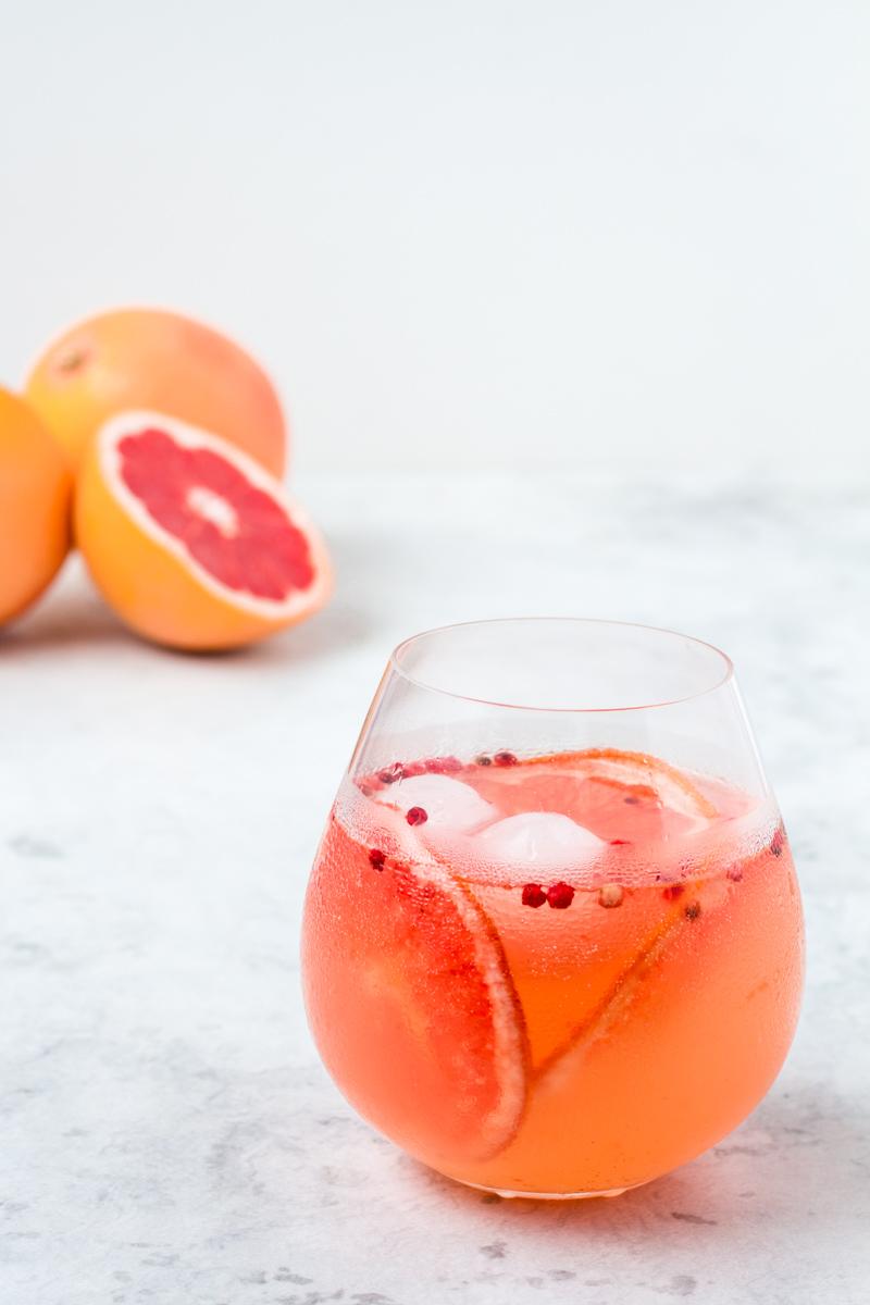 Rezeptbild: Gin Tonic mit Pink Grapefruit-Pfeffer Sirup
