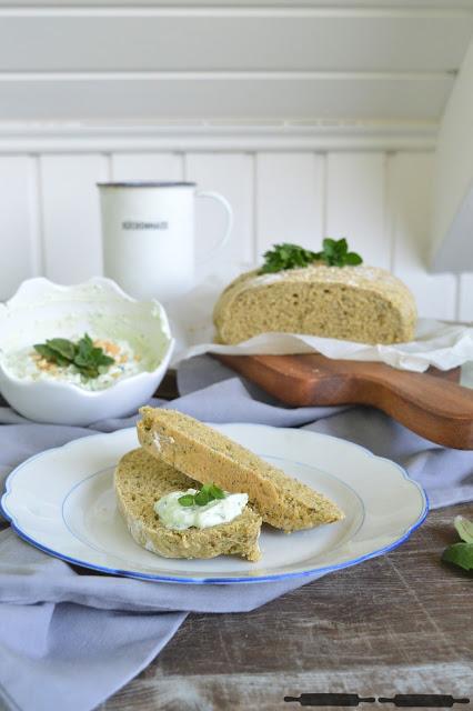 Rezeptbild: Kräuterbrot mit Cashew Dip