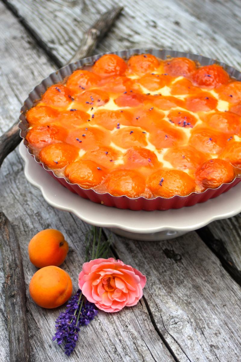 Rezeptbild: Sommerliche Aprikosen-Lavendel-Tarte mit Schmandguss