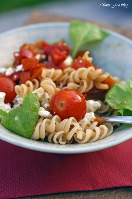 Rezeptbild: Sommerliche Paprika-Tomaten Nudeln mit Babyspinat