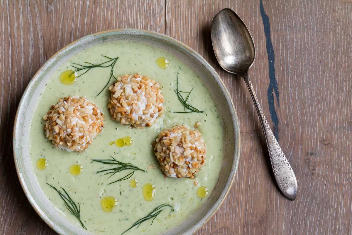 Rezeptbild: Avocadosuppe mit Ricotta-Räucherforelle-Bällchen