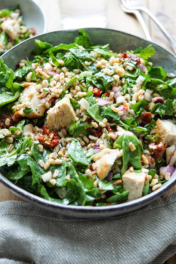 Rezeptbild: Dinkelsalat mit Huhn, getrockeneten Tomaten und Mandeln