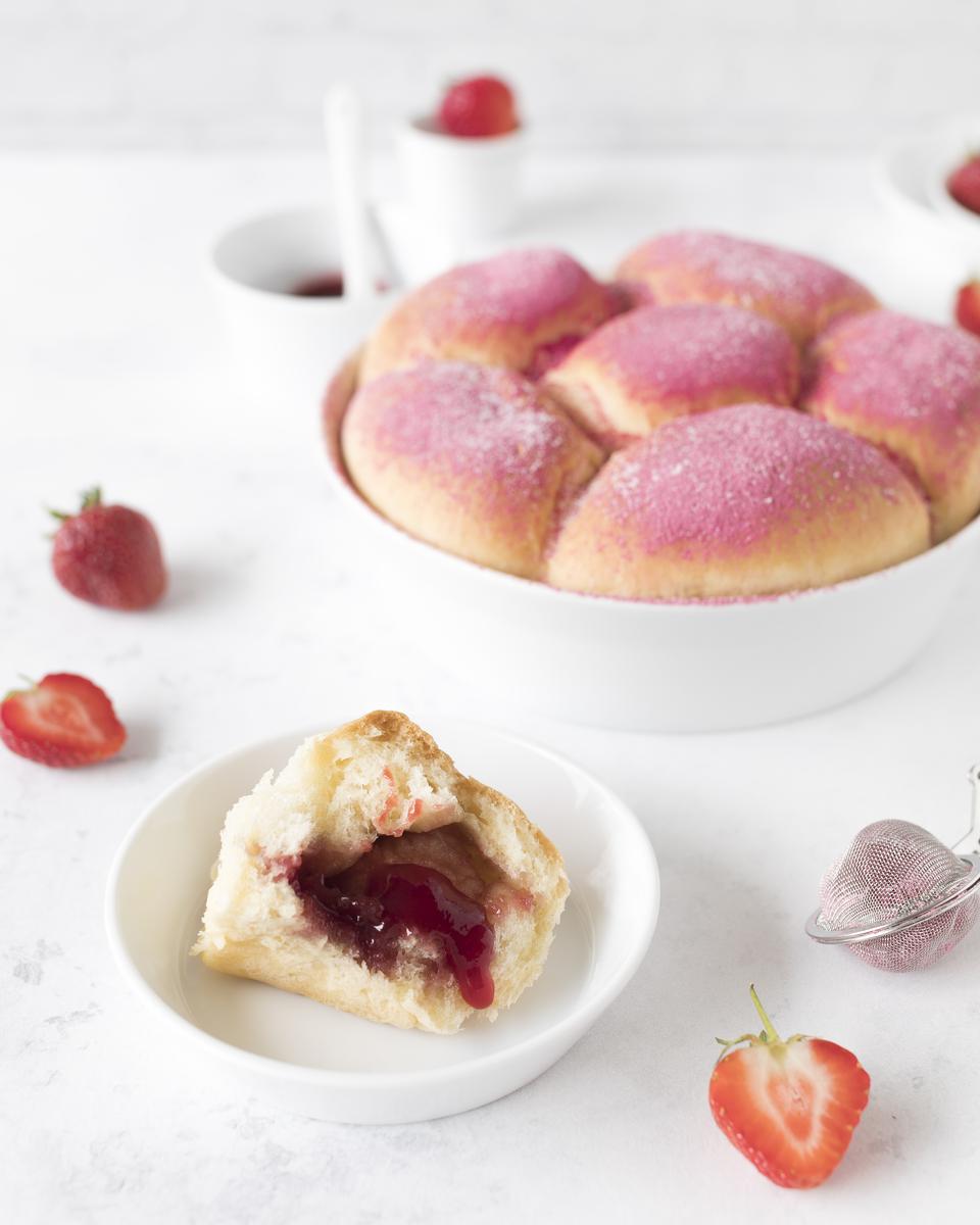 Rezeptbild: Buchteln mit Erdbeeren