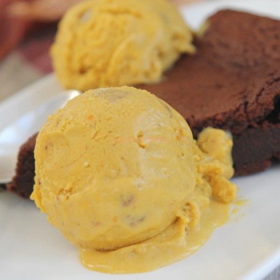 Rezeptbild: Kürbis-Eis mit Pecannüssen