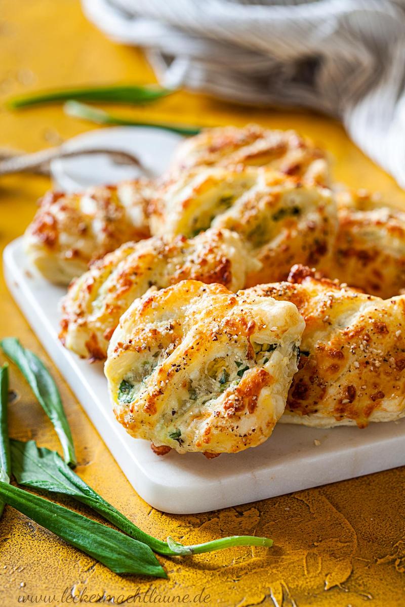 Rezeptbild: Blätterteigtaschen mit Bärlauch und Ricotta