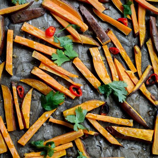 Rezeptbild: Süßkartoffelpommes mit Chili und Koriander
