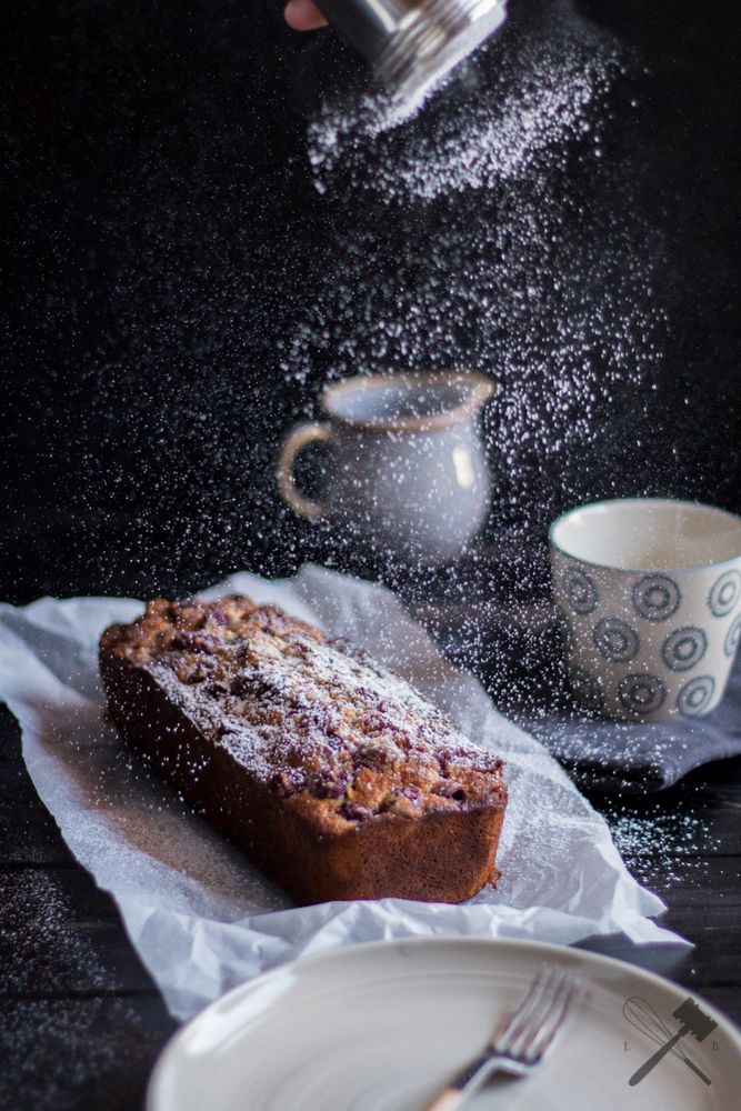Rezeptbild: Bananenkuchen mit Mandeln und Kirschen