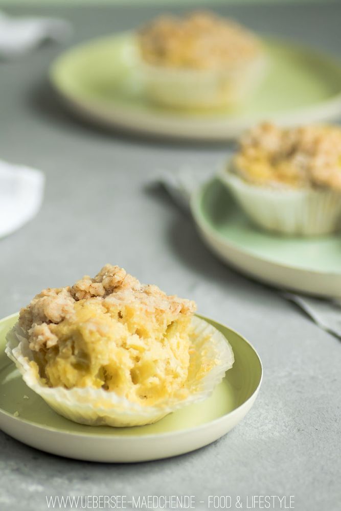 Rezeptbild: Rhabarber-Muffins mit Haferflocken-Streuseln