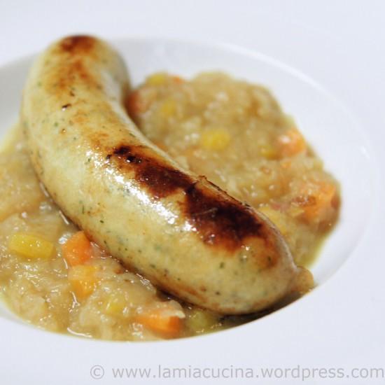 Rezeptbild: Zanderwürstchen auf buntem Sauerkraut