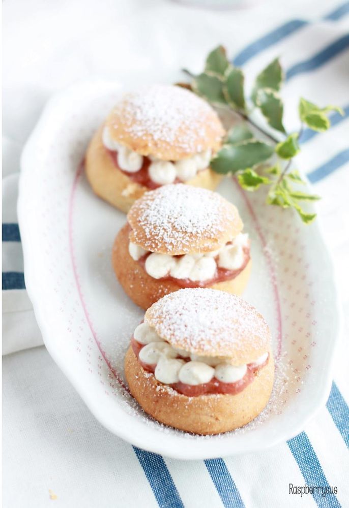 Rezeptbild: Semlor mit Rhabarberfüllung
