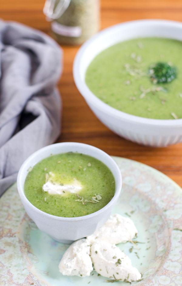 Rezeptbild: Brokkoli-Estragon Süppchen mit Nockendingenskirschen