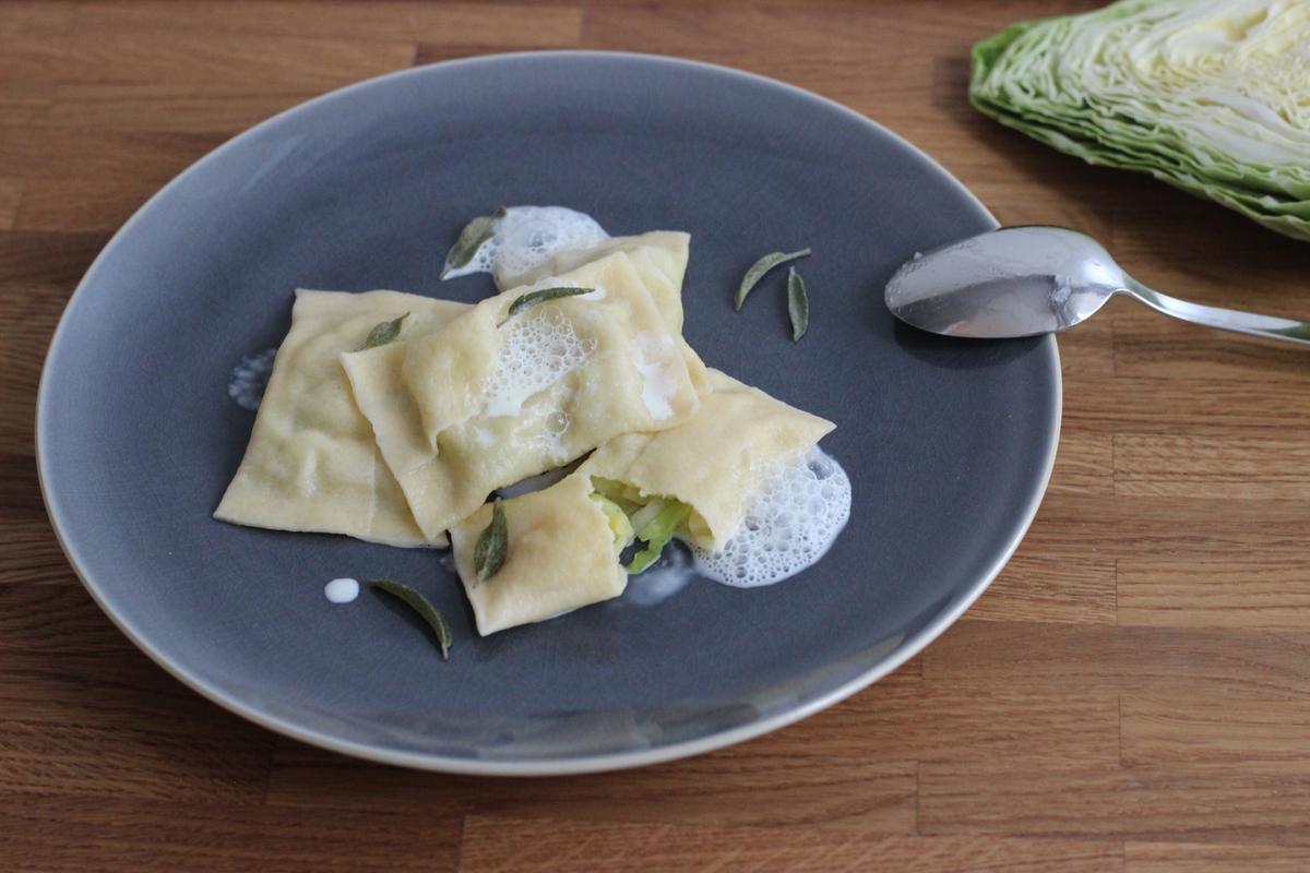 Rezeptbild: Spitzkohl-Kartoffel-Maultaschen mit Salbei-Schaum