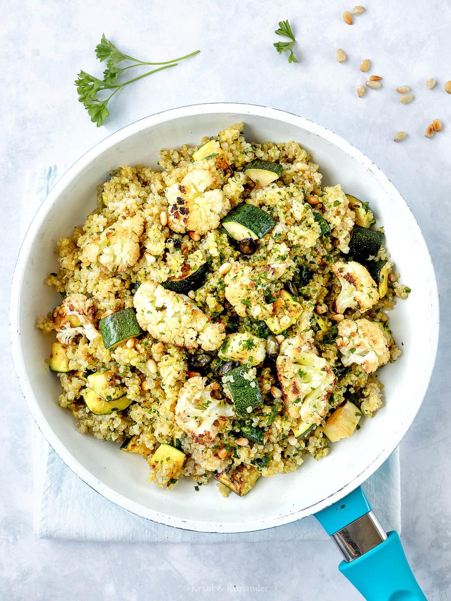 Rezeptbild: Zucchini-Quinoa-Pfanne mit geröstetem Karfiol