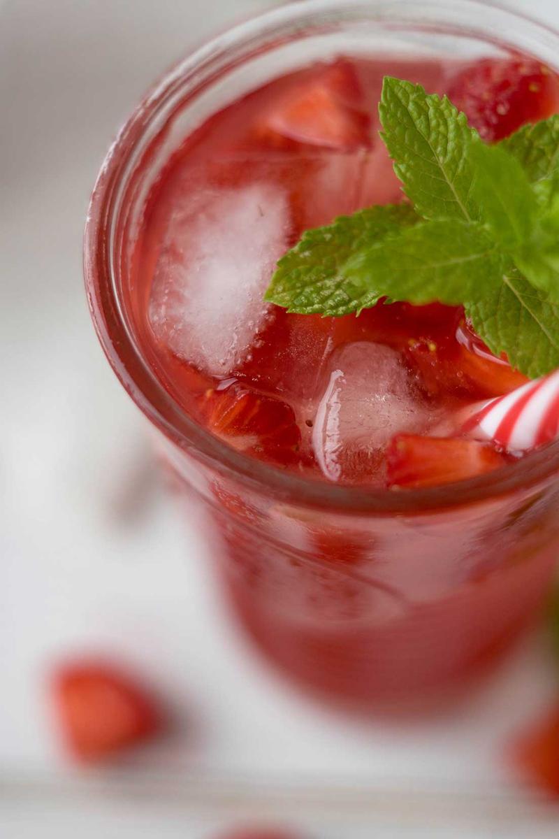 Rezeptbild: Erdbeer-Eistee selber machen