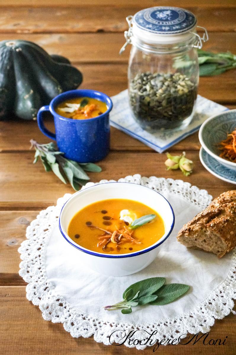 Rezeptbild: Kürbiscremesuppe mit Salbei und crunchy Süßkartoffelsticks