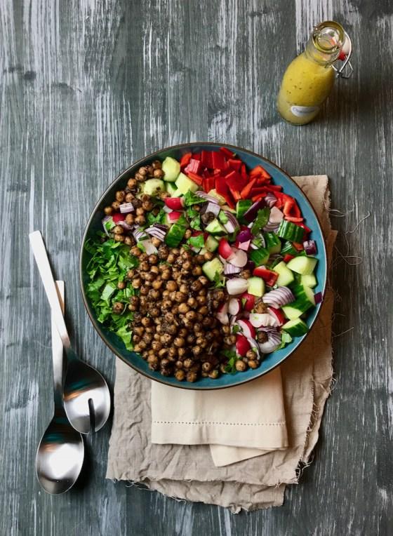 Rezeptbild: Bunter Salat mit gebratenen Kichererbsen nach Ottolenghi
