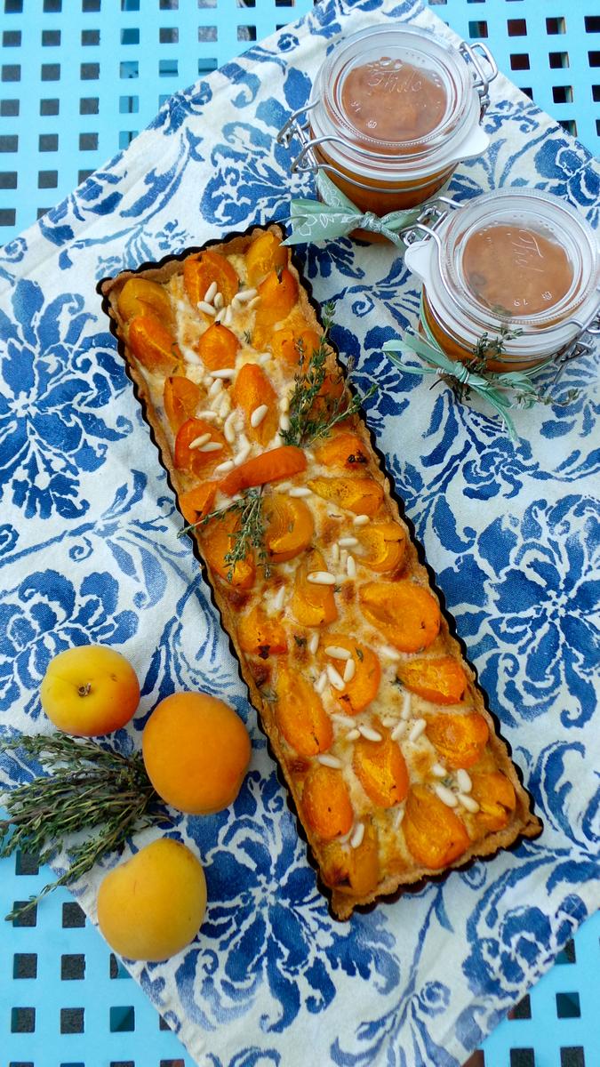 Rezeptbild: Aprikosen-Thymian-Tarte mit Pinienkernen 