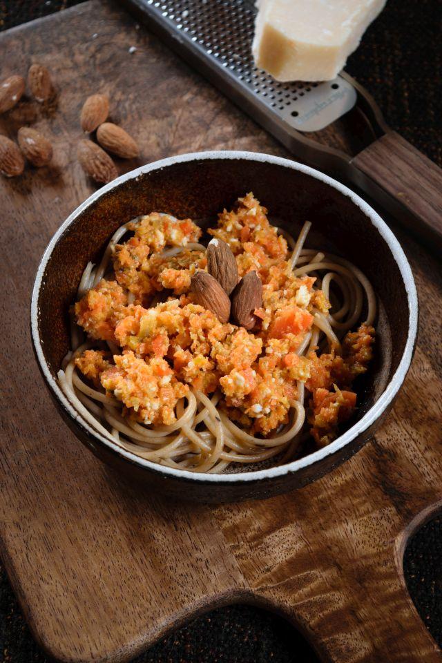 Rezeptbild: Vollkornspaghetti mit Möhrenpesto
