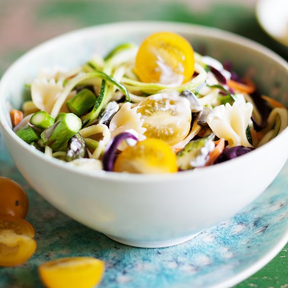 Rezeptbild: Bunter Gemüse Nudelsalat mit Gewürzquark