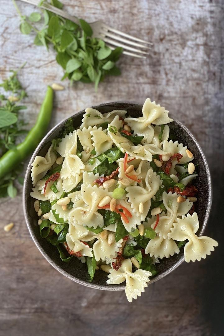 Rezeptbild: Farfallesalat mit getrockneten Tomaten & Spinat