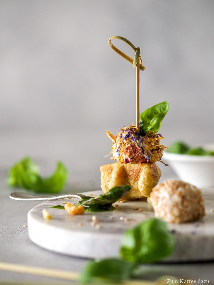 Rezeptbild: Herzhafte Waffelspießchen mit Ziegenkäsepraline und Basilikumpesto