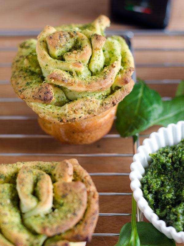 Rezeptbild: Pull-apart-breadflowers mit Spinat-Pistazienpesto