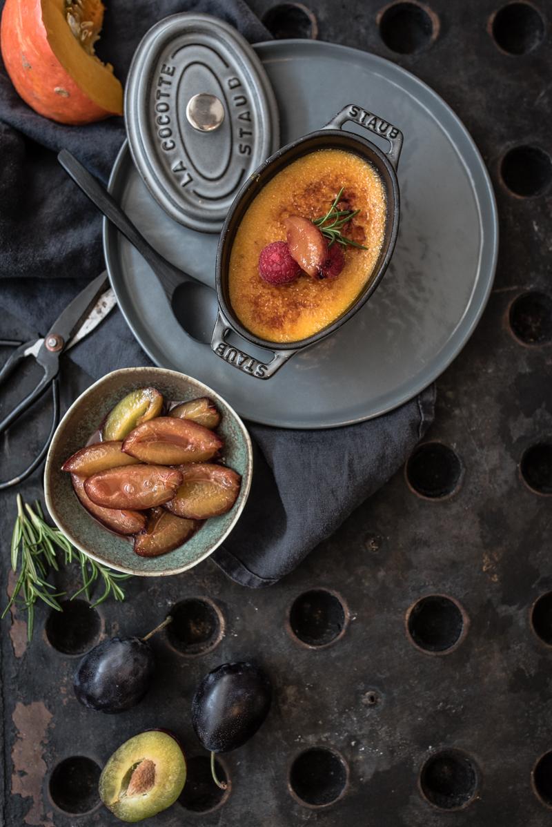 Rezeptbild: HOKKAIDO CRÈME BRÛLÉE MIT TONKABOHNE UND INGWER, DAZU ZWETSCHGENRAGOUT MIT GIN UND ROSMARIN