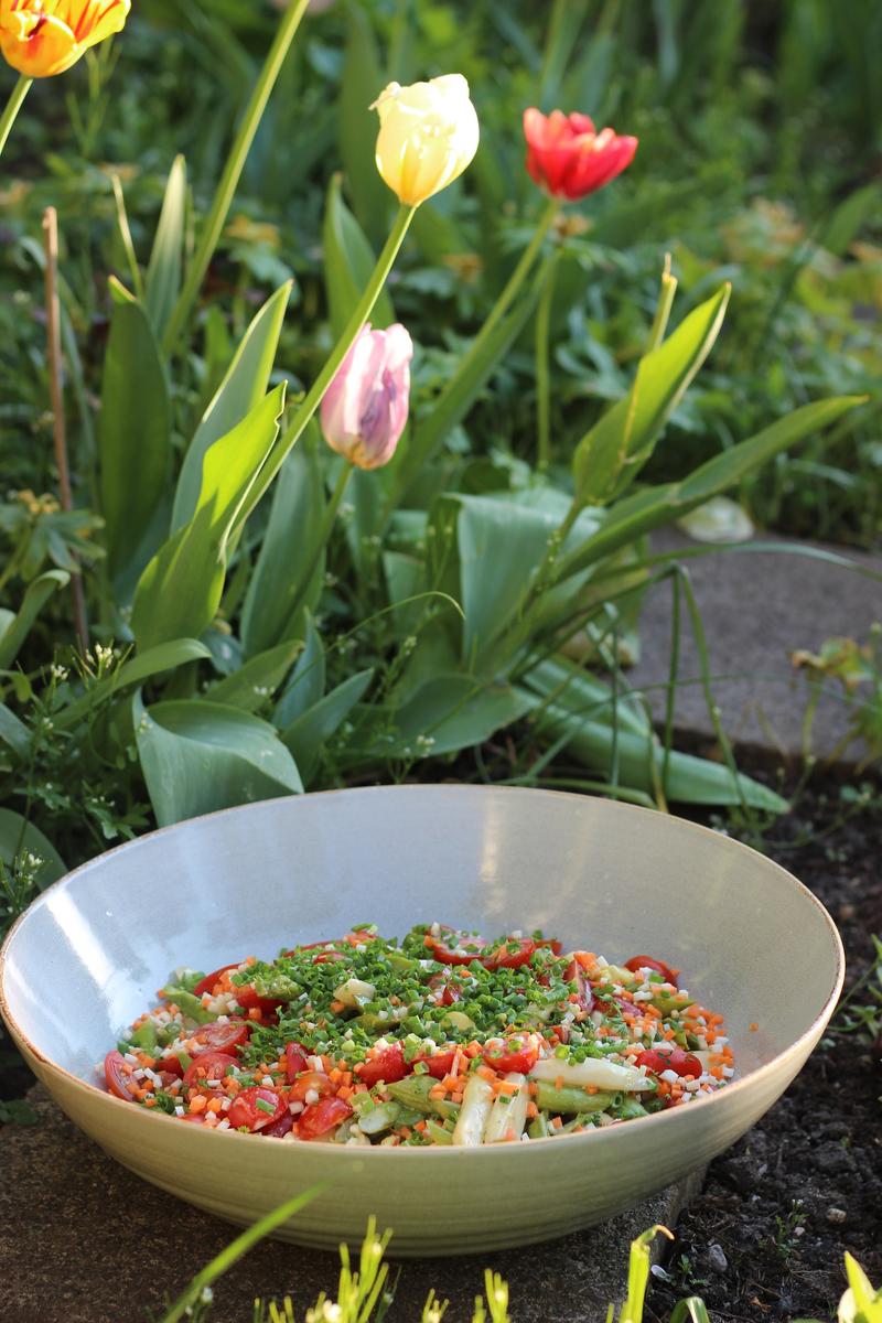 Rezeptbild: Knackiger Spargelsalat mit Kefir-Dressing mit geröstetem Spargel