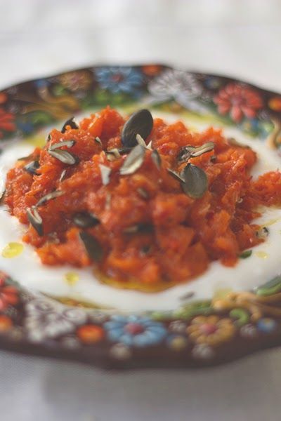 Rezeptbild: Möhrenpaste mit Harissa, Joghurt und Kürbiskernen