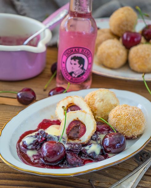 Rezeptbild: Topfen-Kirsch-Knödel mit Schokoladenkern und Kirschsauce