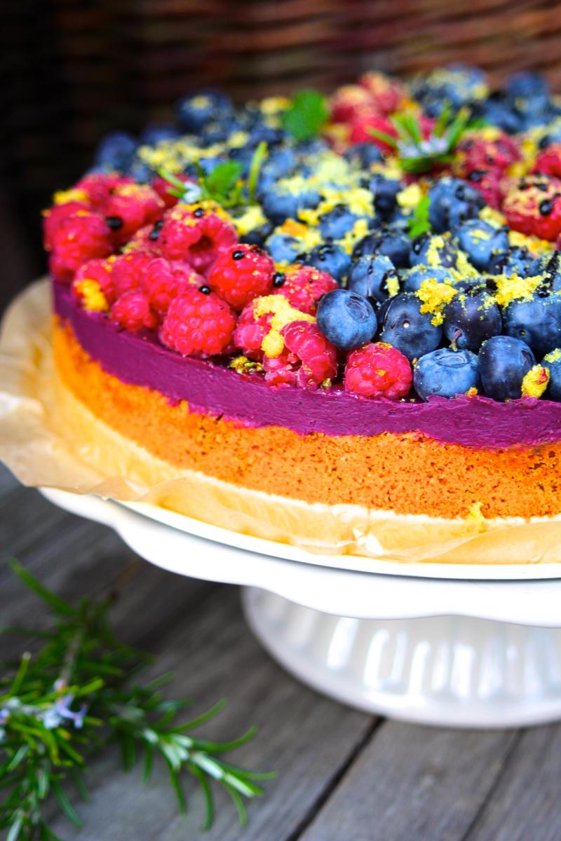Rezeptbild: Traumhafte Beerentorte mit Cassisganache, Rosmarinkrokant und Balsamico 