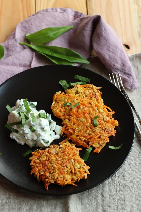 Rezeptbild: Bärlauch-Quark mit Möhren-Puffern