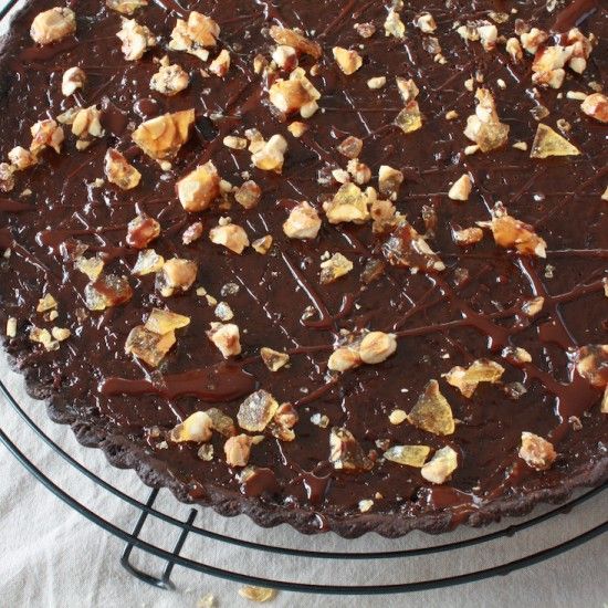 Rezeptbild: Schokoladen-Tarte mit Haselnuss-Caramel-Streusel