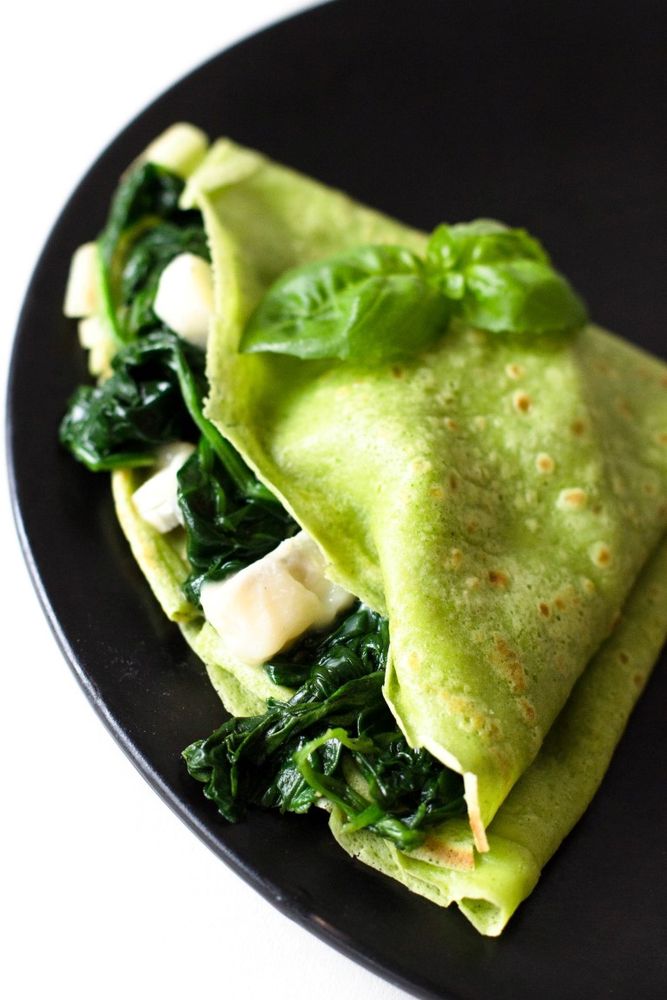 Rezeptbild: GRÜNE BASILIKUM PFANNKUCHEN MIT SPINAT UND GORGONZOLA