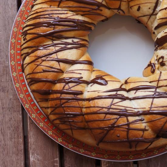 Rezeptbild: Hefekranz mit Nougatfüllung