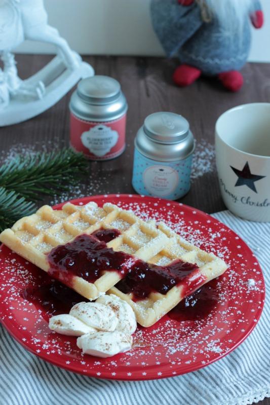 Rezeptbild: Gewürzwaffeln mit Preiselbeerkompott und Zimtschmand