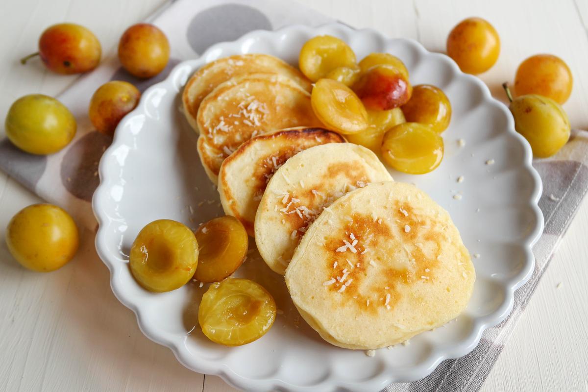 Rezeptbild: Kokos-Pancakes mit Mirabellen