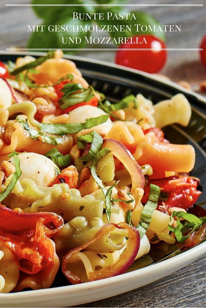 Rezeptbild: Bunte Pasta mit geschmolzenen Tomaten und Mozzarella