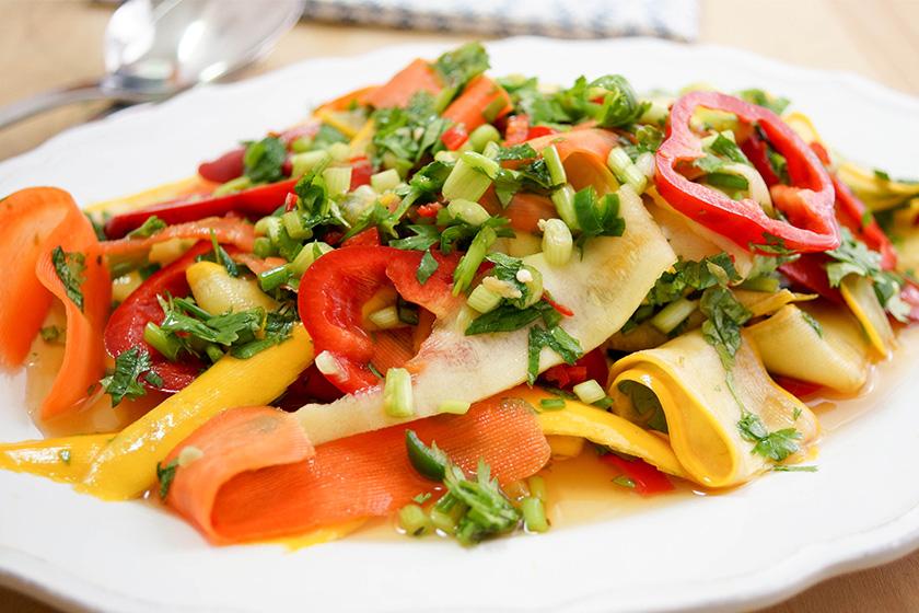Rezeptbild: Würziger Thai-Salat mit Karotten und Zucchini
