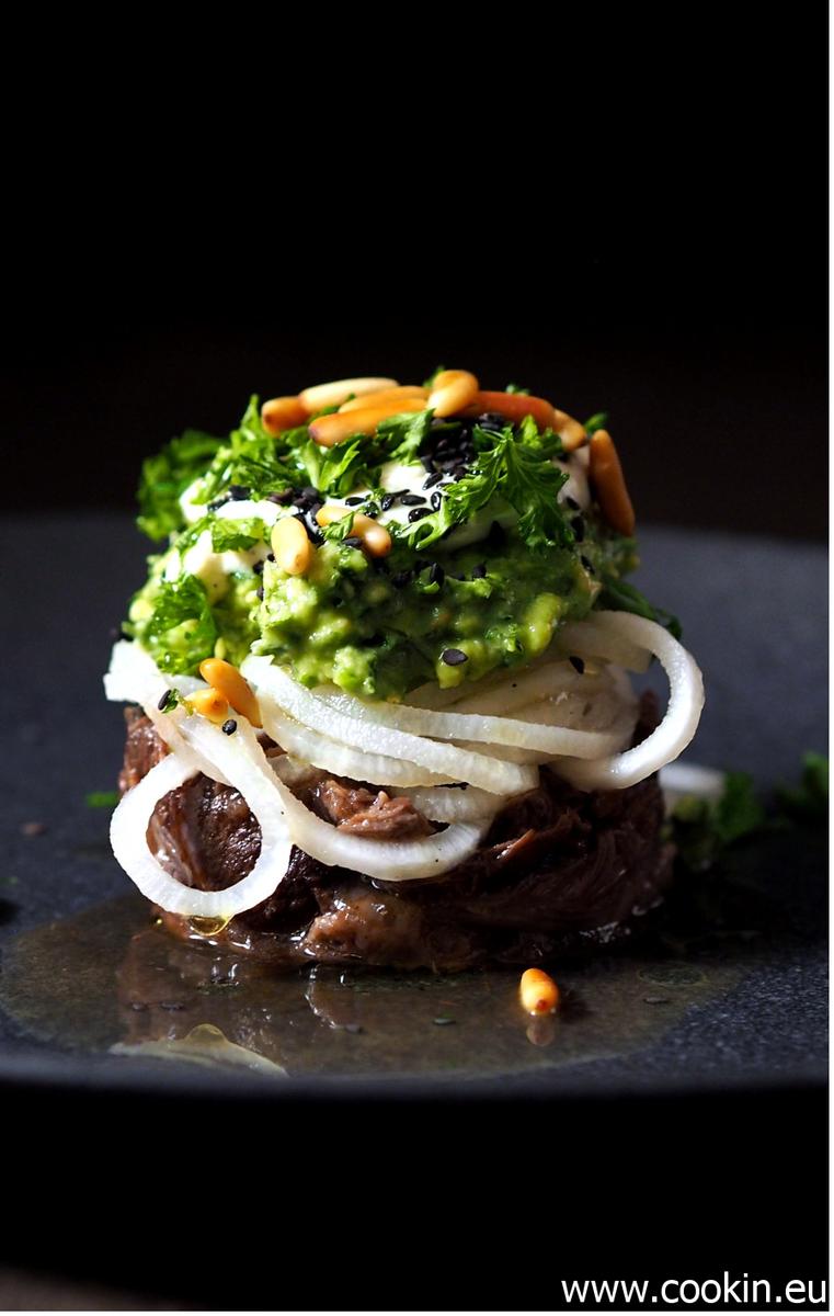 Rezeptbild: Gezupfte Lammkeule, sauer eingelegter Rettich, Avocado und Sesam-Joghurt