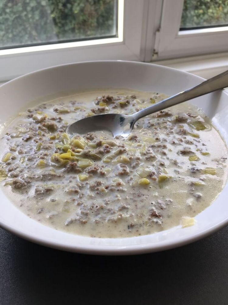 Rezeptbild: https://www.tellaboutit.de/cremige-lauch-hackfleisch-suppe/