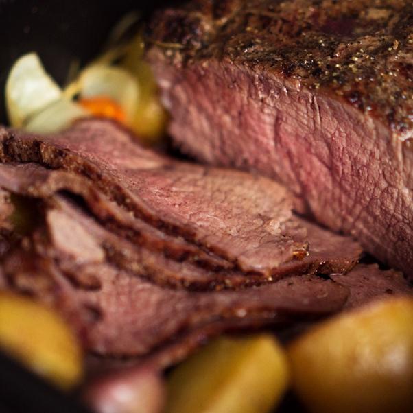 Rezeptbild: Roastbeef mit Knoblauch und Rosmarin auf Ofengemüse