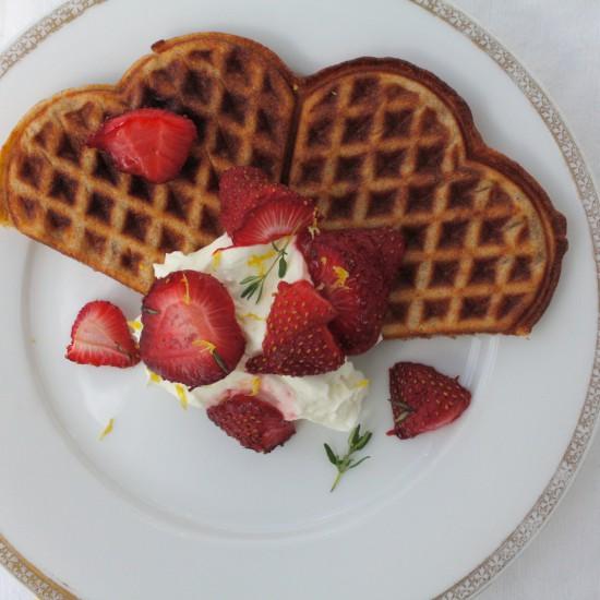 Rezeptbild: Waffeln mit gerösteten Thymian-Erdbeeren