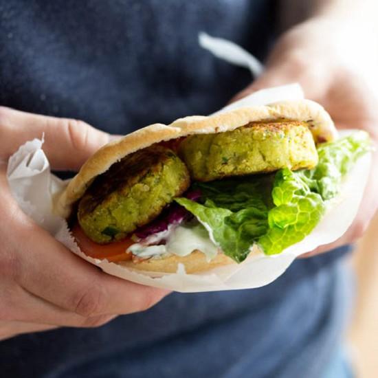 Rezeptbild: Falafel mit Pita und Krautsalat